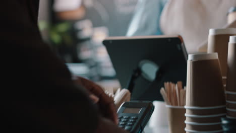 Hermosa-Mujer-Barista-Sirviendo-Al-Cliente-Usando-Un-Reloj-Inteligente-Haciendo-Pagos-Sin-Contacto-Comprando-Café-Gastando-Dinero-En-La-Cafetería