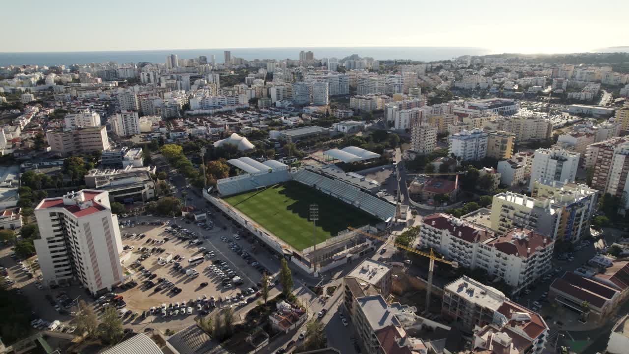 estadio municipal vacío de portimao y paisaje urbano, portugal