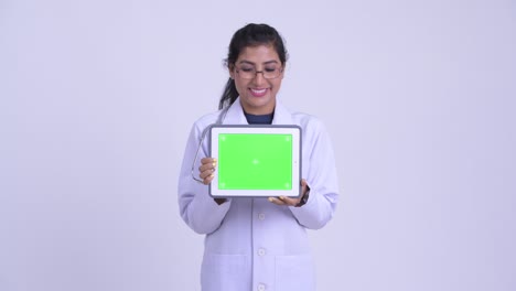 joven y hermosa mujer india doctor