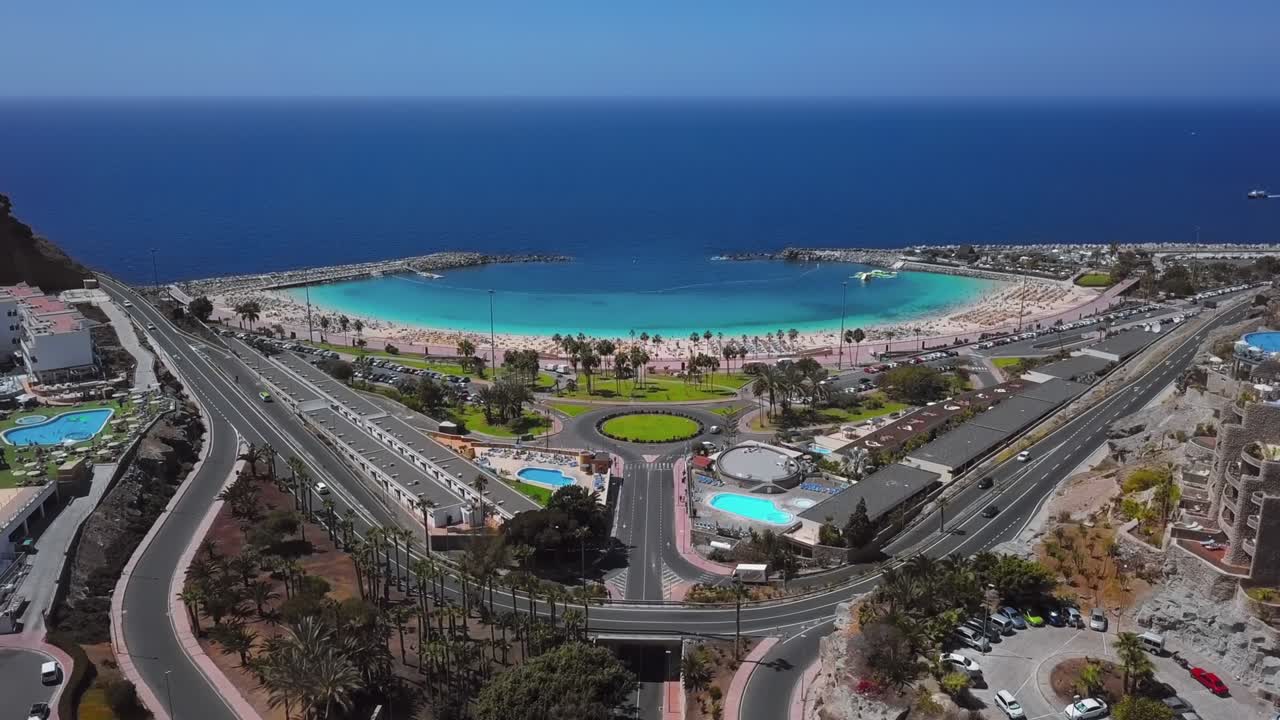 빛이 아있는 아마도레스 해변 (playa de amadores) 과 터키즈 바다 (puerto rico de gran canaria, 카나리아 제도, 스페인) 의 여름 비행.