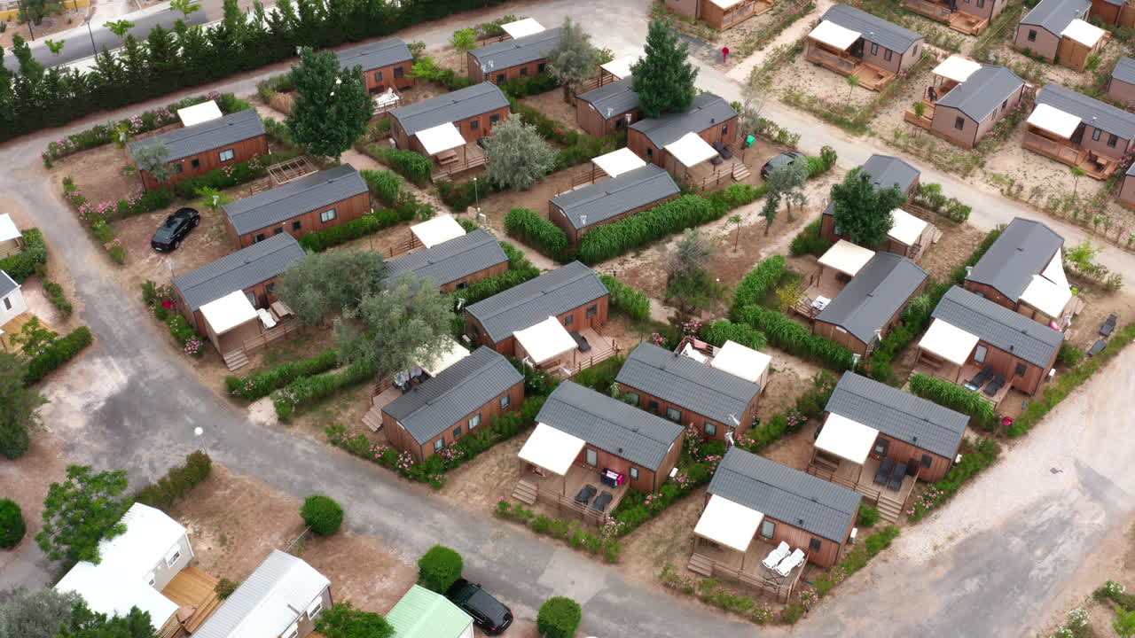 pequeñas casas de vacaciones de madera con jardín en francia toma aérea
