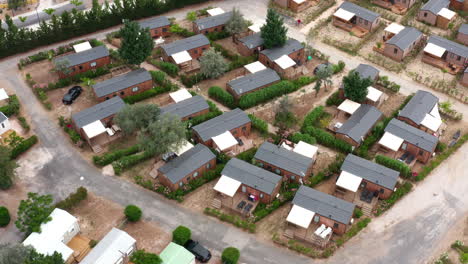 Kleine-Hölzerne-Ferienhäuser-Mit-Garten-In-Frankreich,-Luftaufnahme