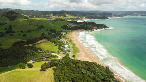 Vista-Aérea-De-La-Bahía-De-Ballenas-Matapōuri-Consejo-Del-Distrito-De-Whangarei-Vistas-Costeras-Que-Conectan-Dos-De-Las-Playas-Más-Hermosas-De-Nueva-Zelanda