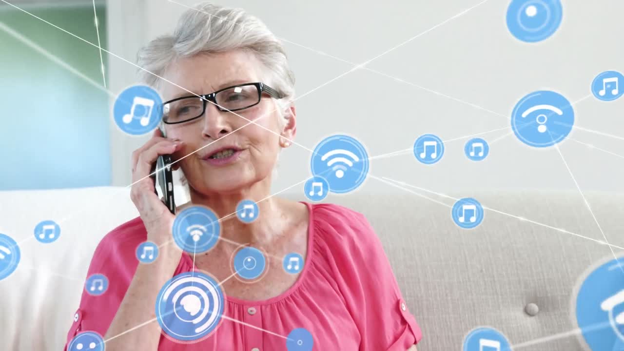 Animazione di connessioni su una donna anziana caucasica che effettua una telefonata.