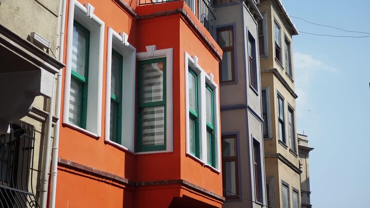 Edifici storici colorati in una strada cittadina