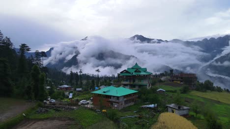 Drohnenaufnahme-Eines-Wolkigen-Sainj-Tals-In-Himachal-Pradesh-In-Der-Nähe-Von-Manali,-Kasol-2