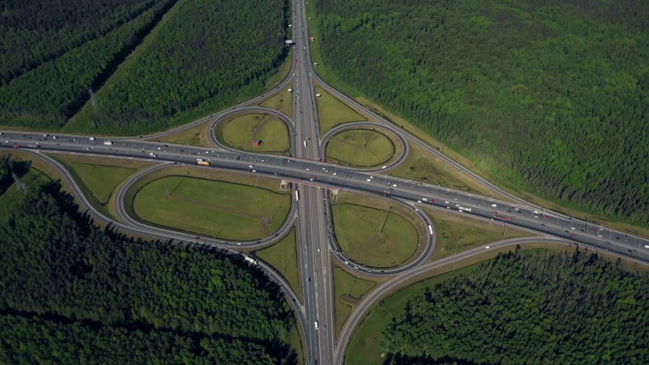 공중. 여름 시간에 도시의 도로 교통.