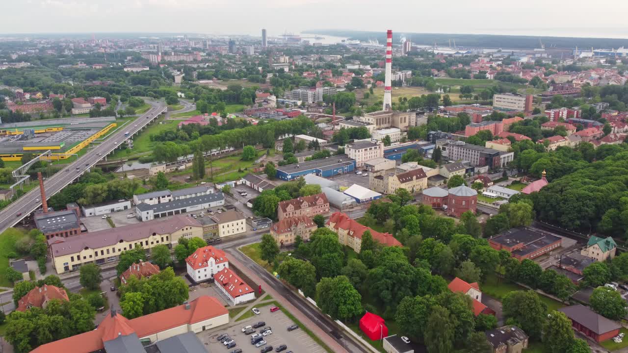 Città di Klaipeda con edifici industriali e residenziali, vista aerea