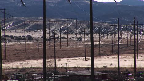 plano medio de líneas eléctricas que atraviesan un paisaje occidental