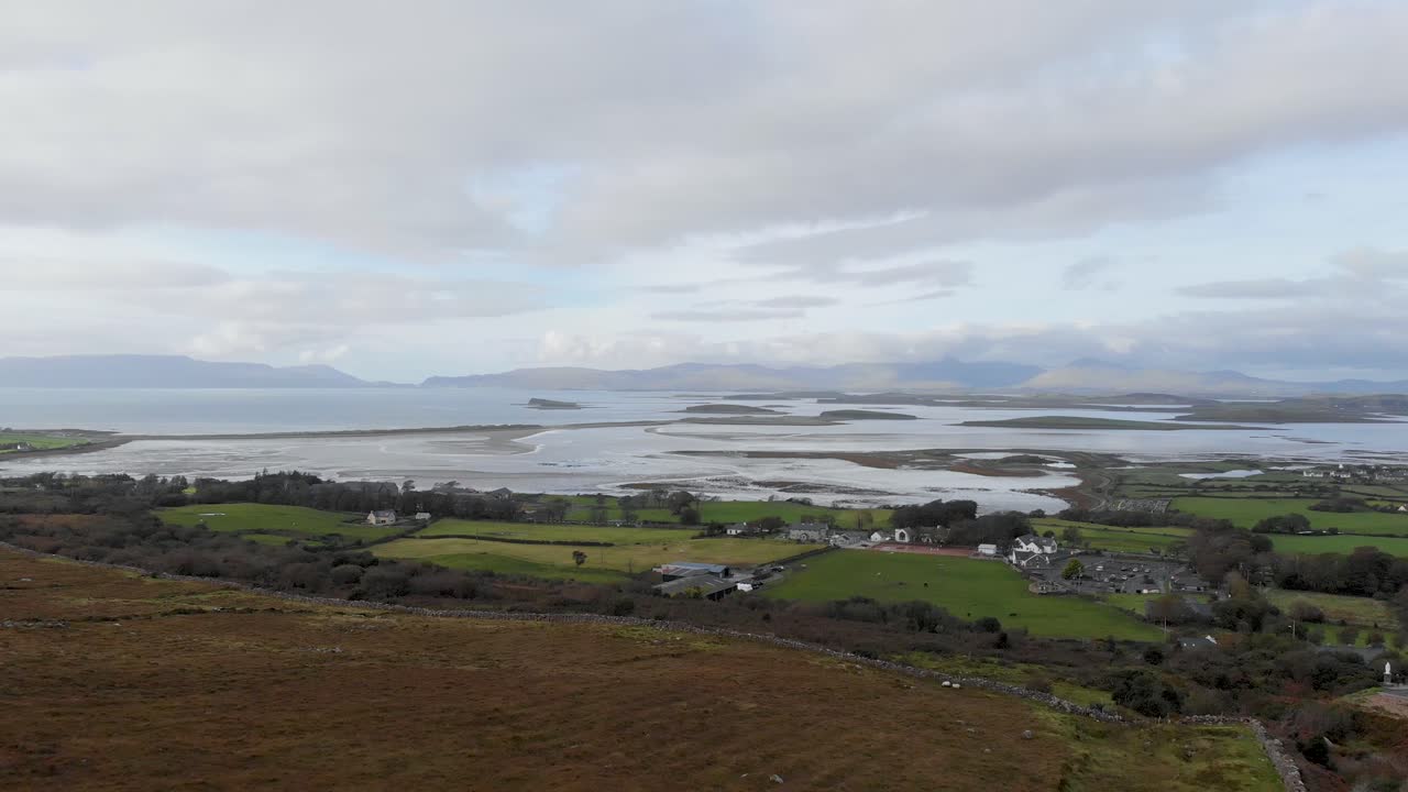 공중: 아일랜드, 많은 섬이 있는 클루 베이의 풍경 위로 뒤로 비행