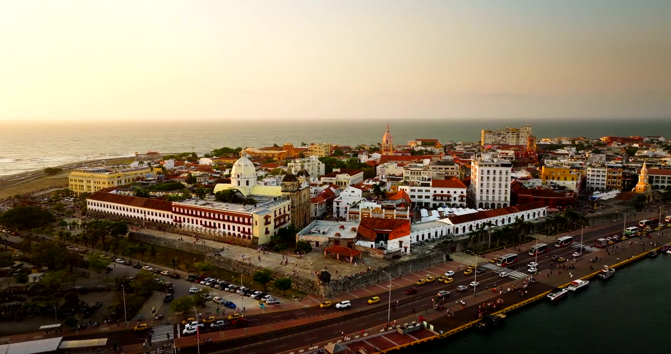 Chiesa di San Pedro Claver e panorama urbano di Cartagena, Colombia. Ripresa aerea con drone, spazio per il testo.