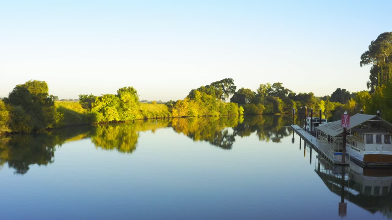 새크라멘토 샌 호아킨 강 삼각주에서 잔잔한 강물 위로 낮은 비행 공중
