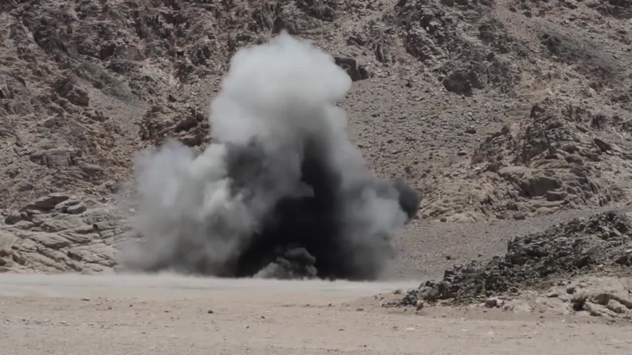 las municiones no utilizadas explotan en los áridos desiertos del medio oriente