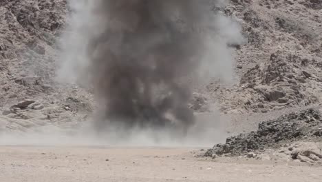 las municiones no utilizadas explotan en los áridos desiertos del medio oriente