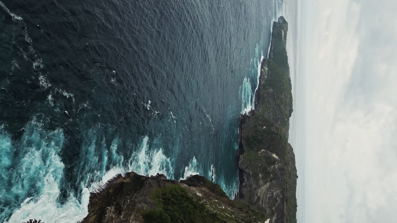Le drammatiche onde dell'oceano si schiantano contro le scogliere costiere