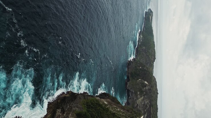 Le drammatiche onde dell'oceano si schiantano contro le scogliere costiere