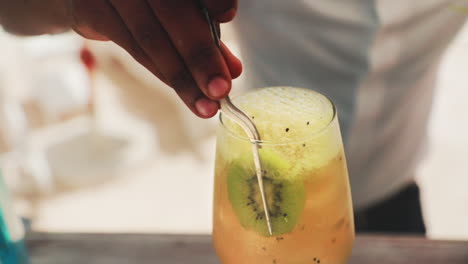 Ein-Cocktailspezialist-Fügt-Einem-Passionsfruchtgetränk-Kiwi-Hinzu