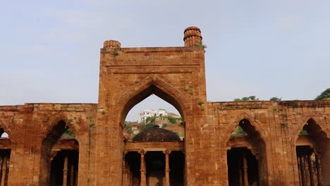 Alte-Große-Moschee-Namens-Adhai-Din-Ka-Jhonpra-Vintage-Architektur-Am-Tag-Aus-Einem-Anderen-Blickwinkel.-Das-Video-Wurde-Am-19.-August-2023-In-Adhai-Din-Ka-Jhonpra-In-Ajmer,-Rajasthan,-Indien,-Aufgenommen