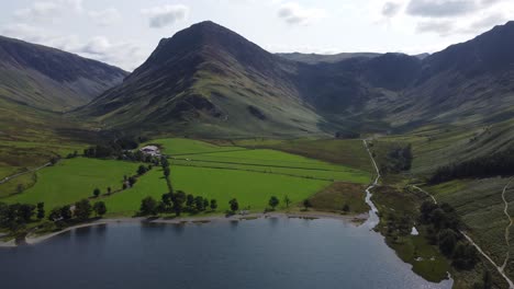 Imágenes-Aéreas-Del-Distrito-De-Los-Lagos-De-Buttermere-En-El-Reino-Unido-De-Un-Paisaje-Impresionante-Día-Tranquilo,-Verano,-El-Lucio-De-La-Flota-Cayó-En-El-Fondo