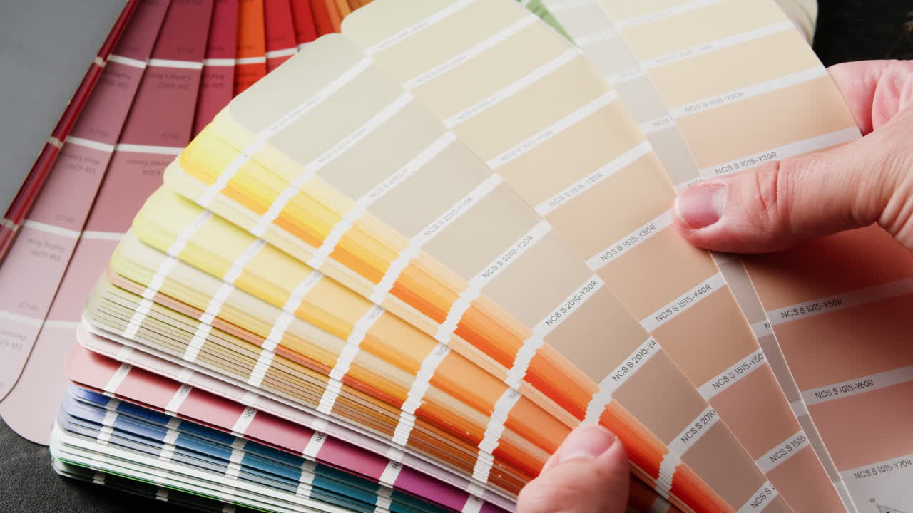 elegir colores de pintura de una paleta de muestras