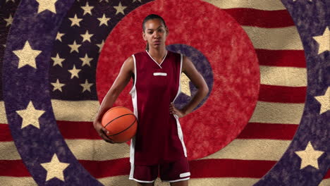 jugadora de baloncesto femenina sosteniendo una pelota contra las estrellas en círculos giratorios y agitando la bandera estadounidense