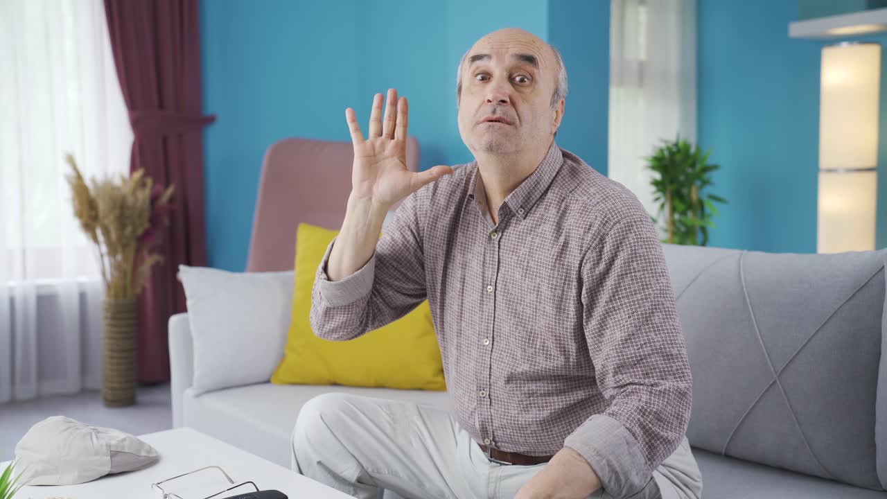 el viejo dice que no a las nuevas noticias que escuchó.