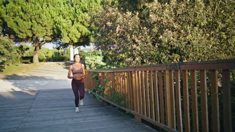mujer en forma corriendo entrenamiento de cardio en la ciudad de verano. mujer motivada entrenadora de corredores