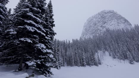 Espejo-Lago-Montaña,-Parque-Nacional-Banff,-Invierno,-4k