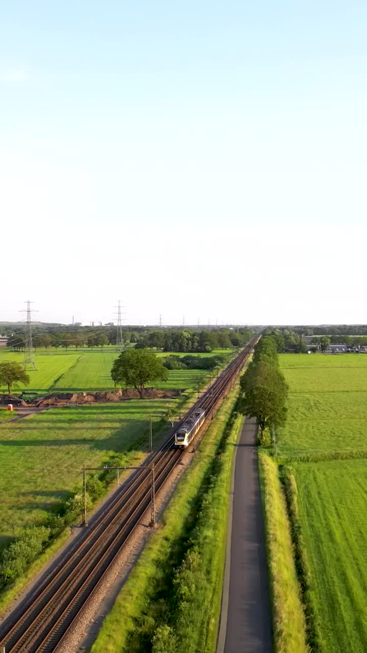 시골 철도에서 열차의 공중 사진