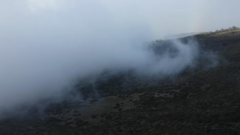 nubes blancas que se mueven sobre las laderas del volcán haleakala en maui