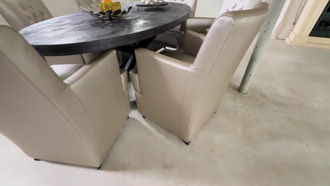 Un lento zoom indietro della telecamera rivela una sala da pranzo contemporanea con luce naturale e arredamento minimalista