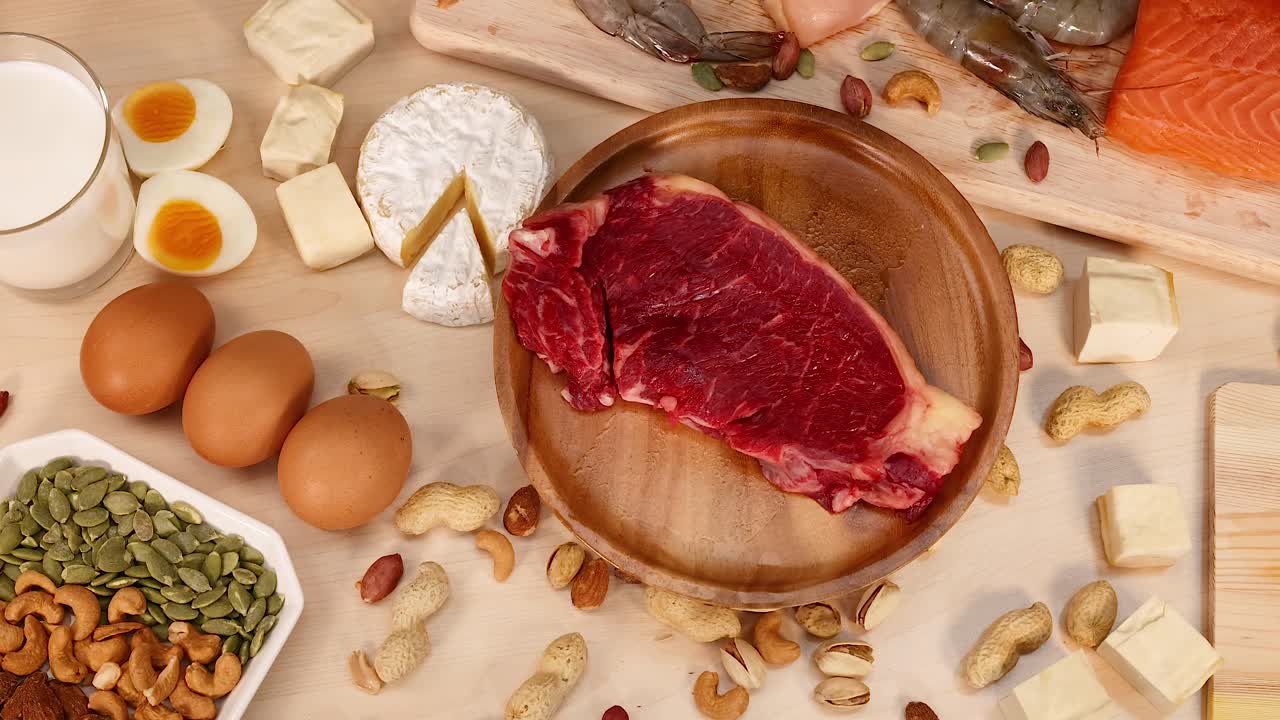 variedad de fuentes de proteínas dispuestas en una mesa