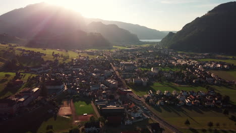 Langsamer-Steigflug,-Eröffnungsaufnahme-Des-Stadtrandes-Von-Luzern,-Schweiz