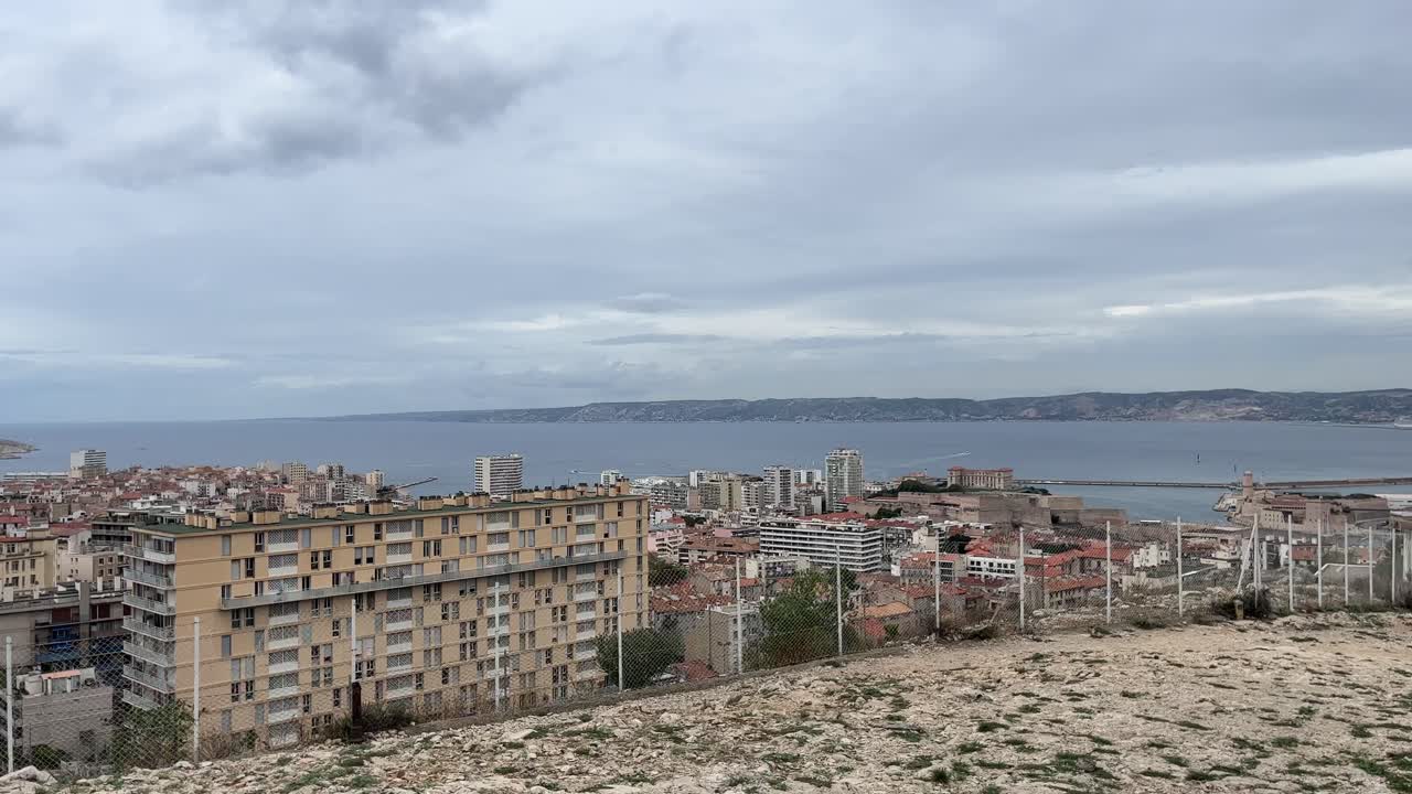 La costa della Francia e Marsiglia con condomini e una recinzione in primo piano