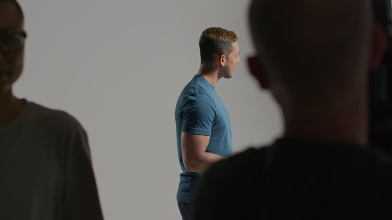 las escenas: una modelo detrás de la sesión de fotografía