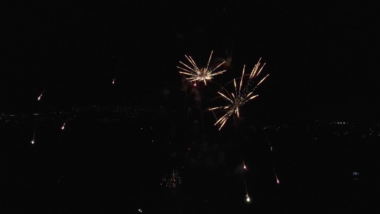 drone che sorvola esplosioni multicolori di fuochi d'artificio nell'aria