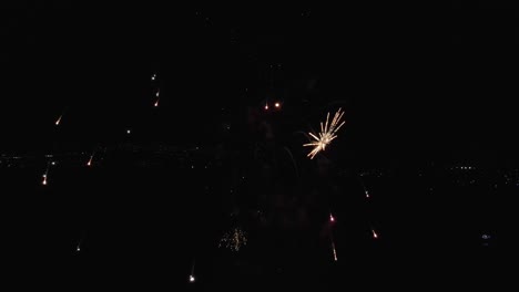 Drone-Volando-Sobre-Explosiones-Multicolores-De-Fuegos-Artificiales-En-El-Aire