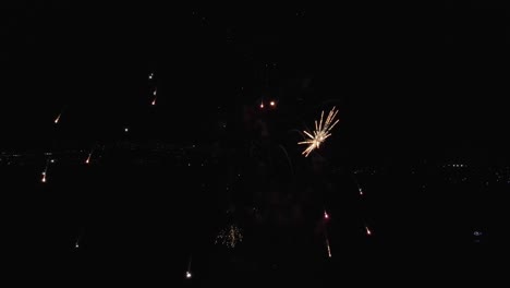 drone volando sobre explosiones multicolores de fuegos artificiales en el aire