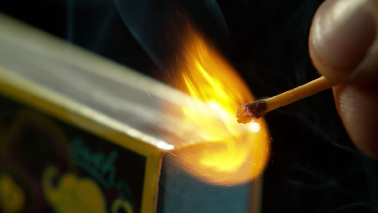 알아보기 힘든 남자가 맞대결을 하고 있습니다.