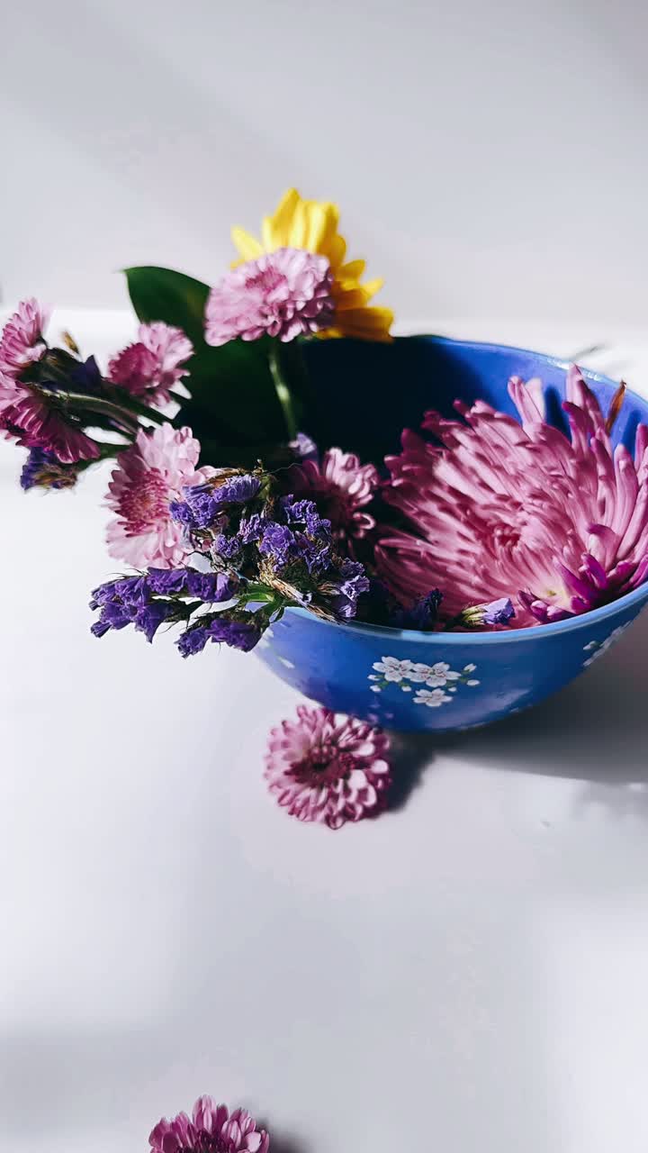 hermoso arreglo de flores en un cuenco azul