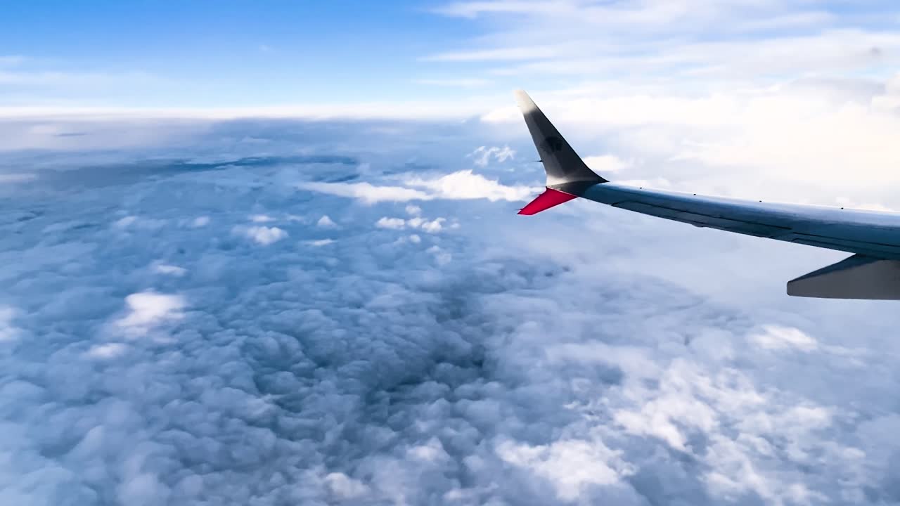 vista de las nubes durante la nube desde el asiento de la ventana