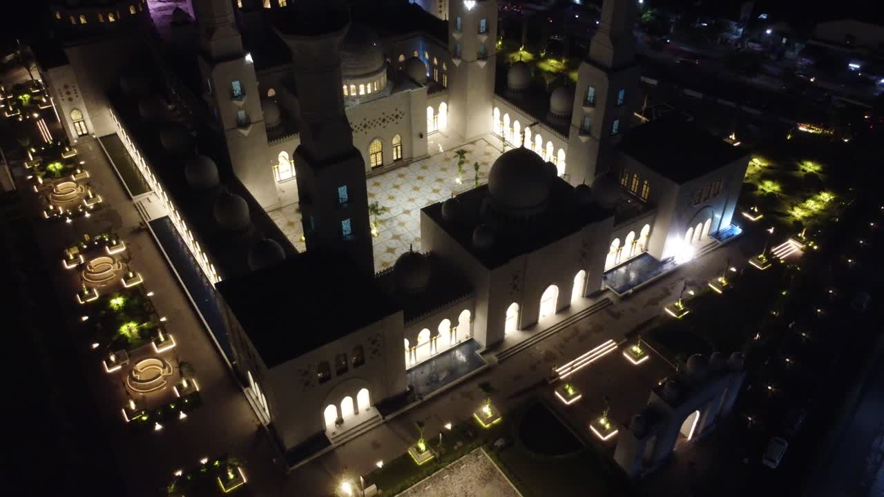 La Moschea Sheikh Zayed Solo è una grande moschea a Surakarta, punto di riferimento di Surakarta.