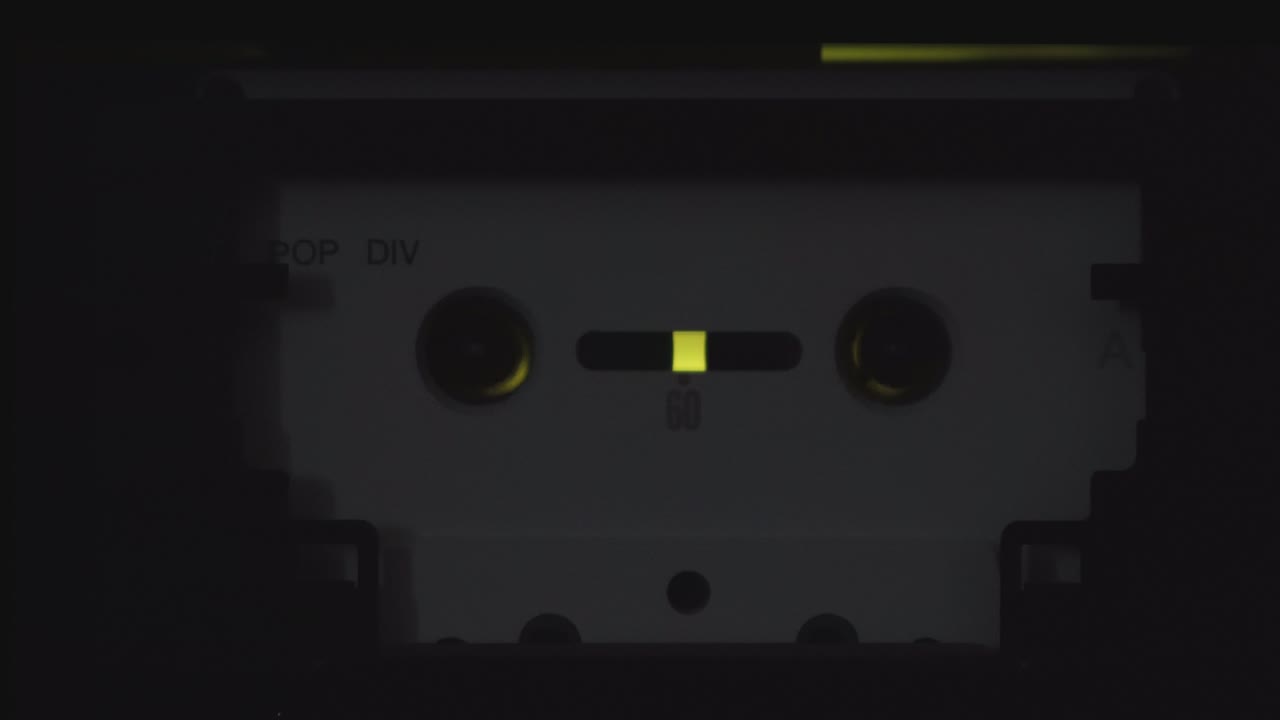 un viejo reproductor de casetes y su pantalla digital con movimiento horizontal