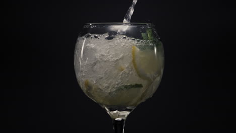 Primer-Plano-De-Cóctel-De-Menta-Con-Hielo-De-Limón-Burbujeado.-Preparando-El-Concepto-De-Cóctel-Mojito