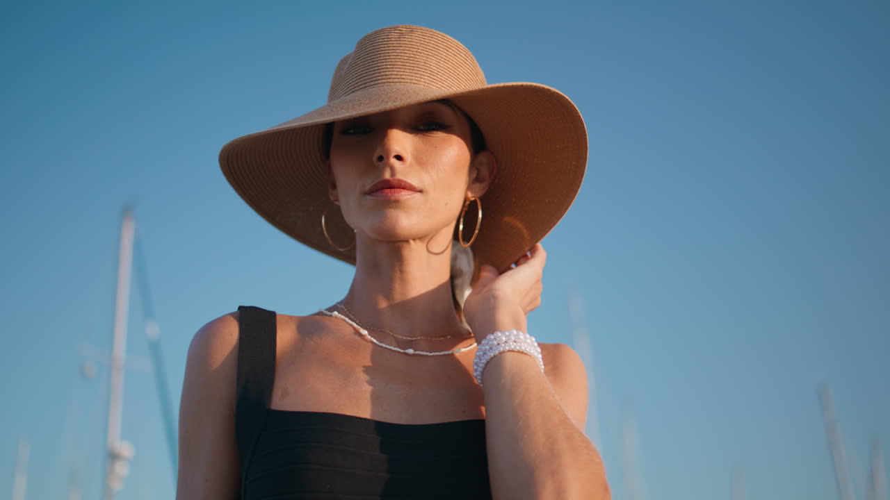mujer elegante con sombrero de sol