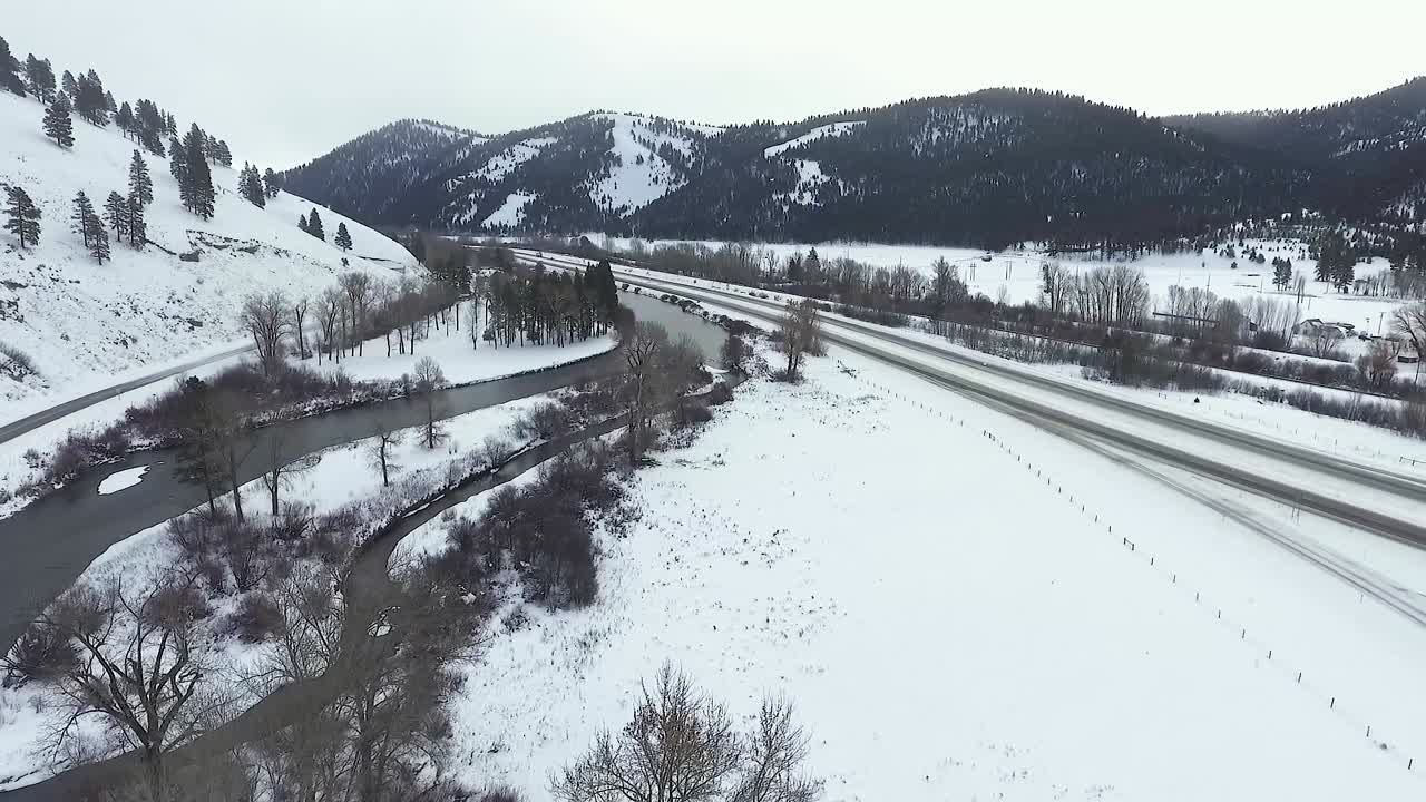 공중 - 강과 고속도로 사이의 드론 플라이