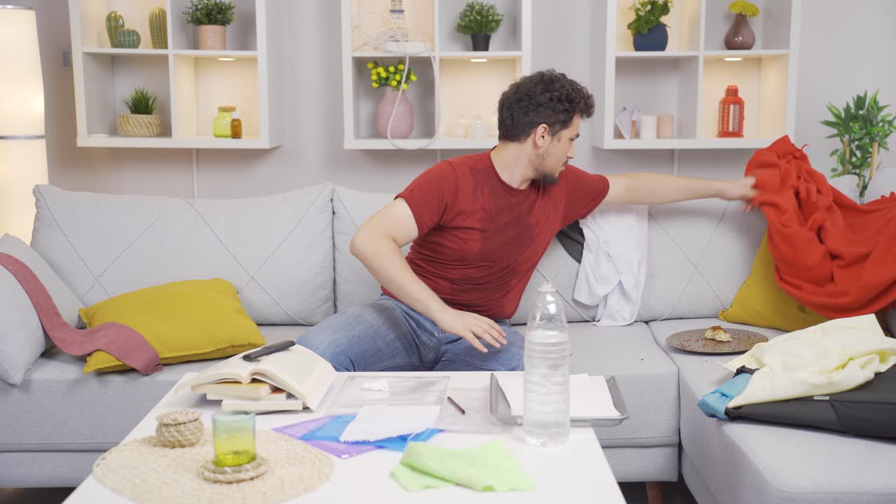 게으른 남자가 옷을 찾고 있어