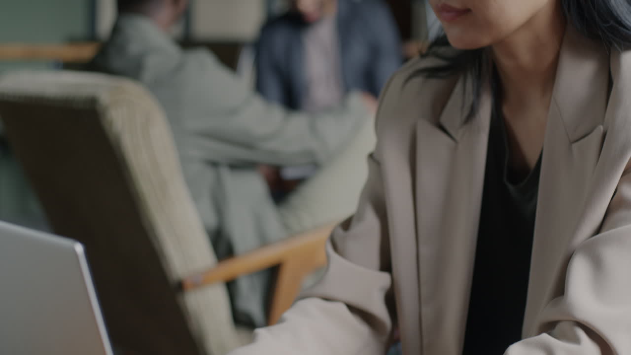 카페에서 노트북으로 일하는 여자