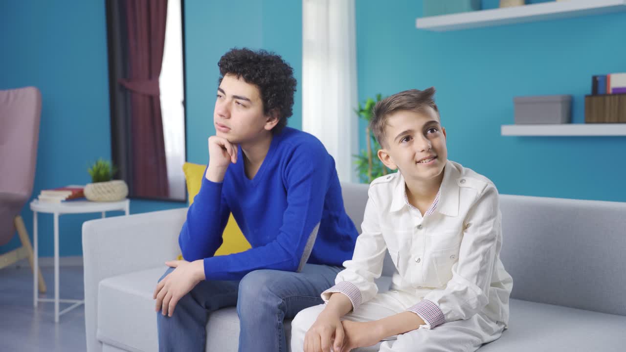 젊은 성인 두 소년이 꿈을 꾸고 있습니다.