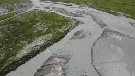 Weitwinkel-Drohnenvideo-Der-Wunderschönen-Berge-In-Norditalien-Mit-Einem-Riesigen-Wasserfall-Und-Fluss